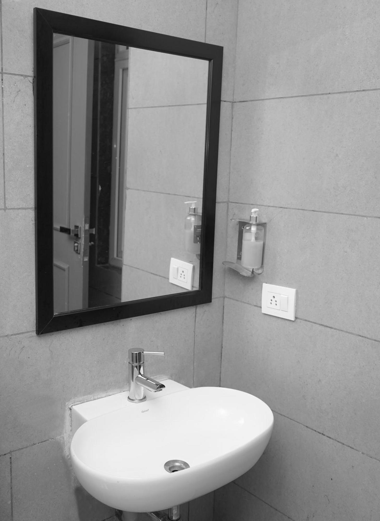 Suites Admiral Delhi Airport Új-Delhi Kültér fotó