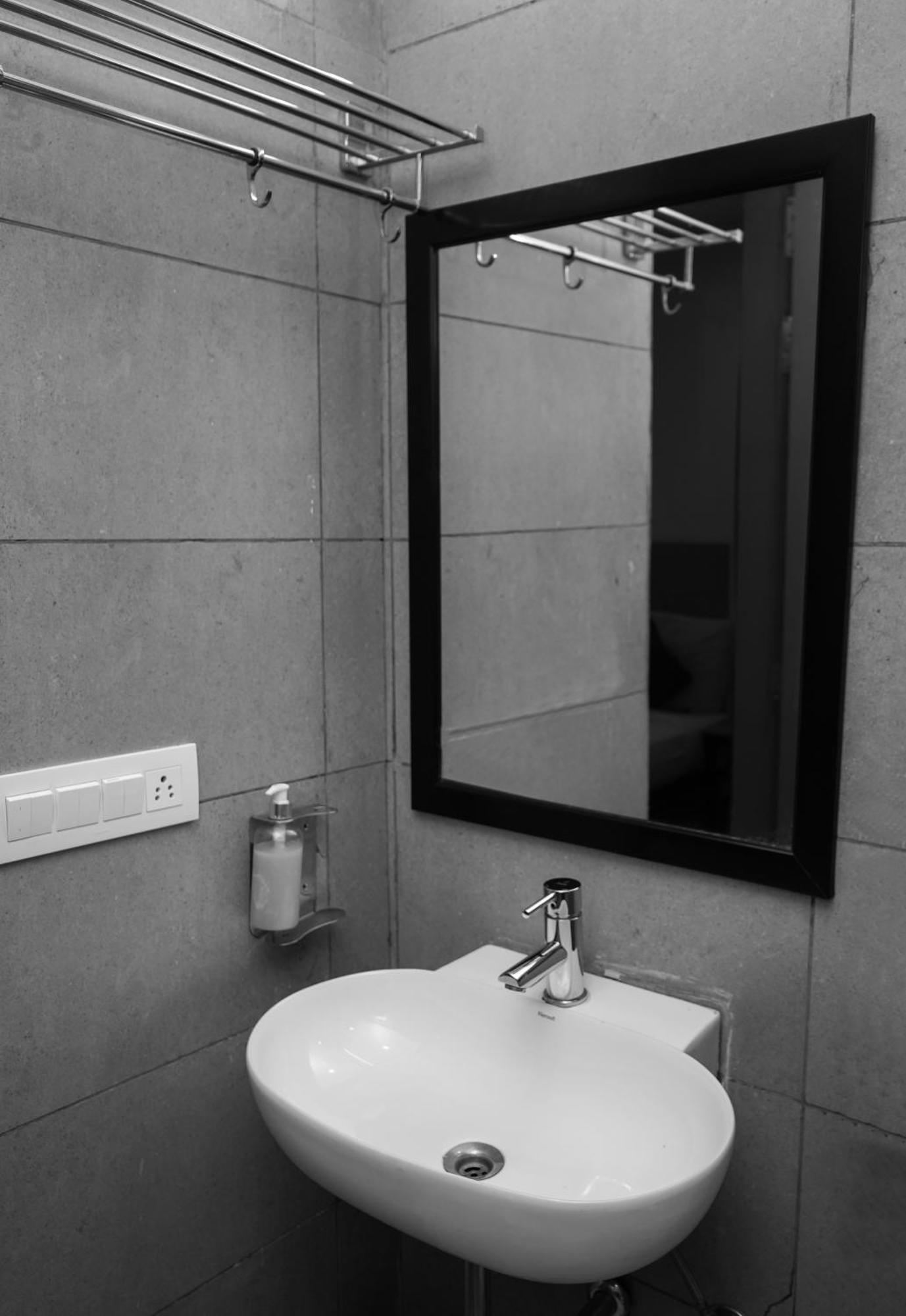 Suites Admiral Delhi Airport Új-Delhi Kültér fotó